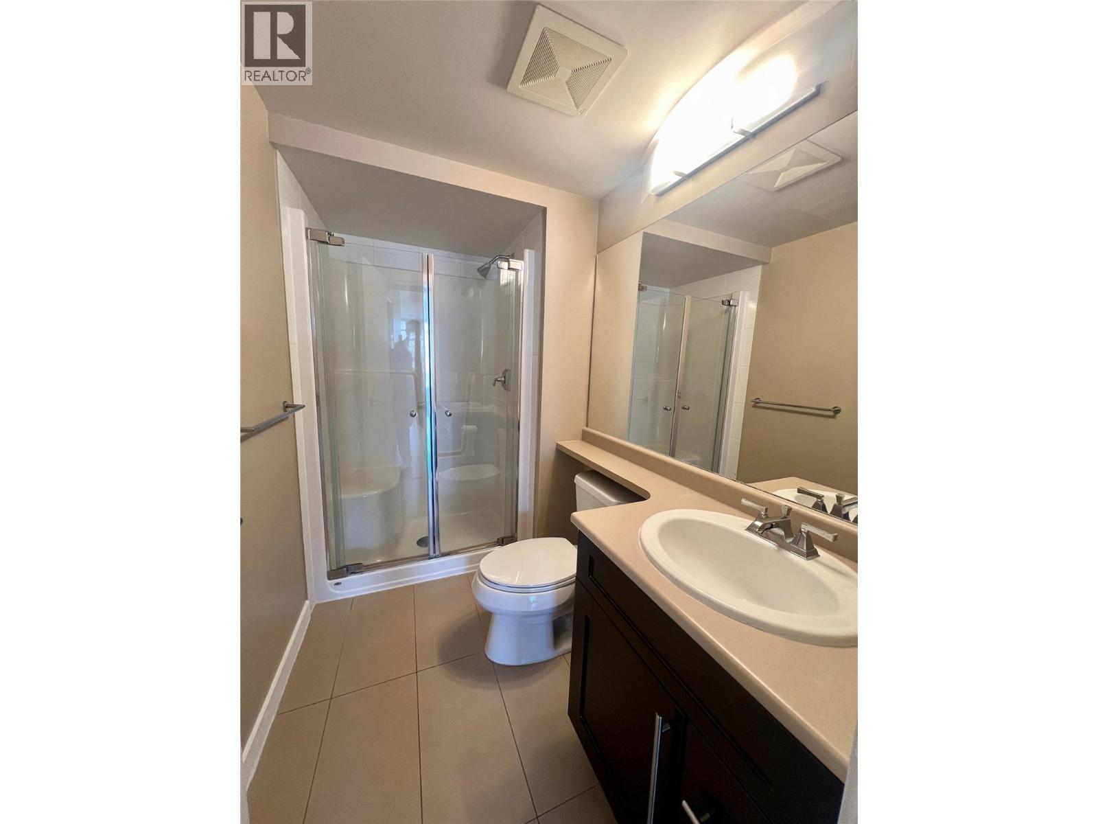 1075 Sunset Drive Unit# 1803, Kelowna, BC - Indoor Photo Showing Bathroom