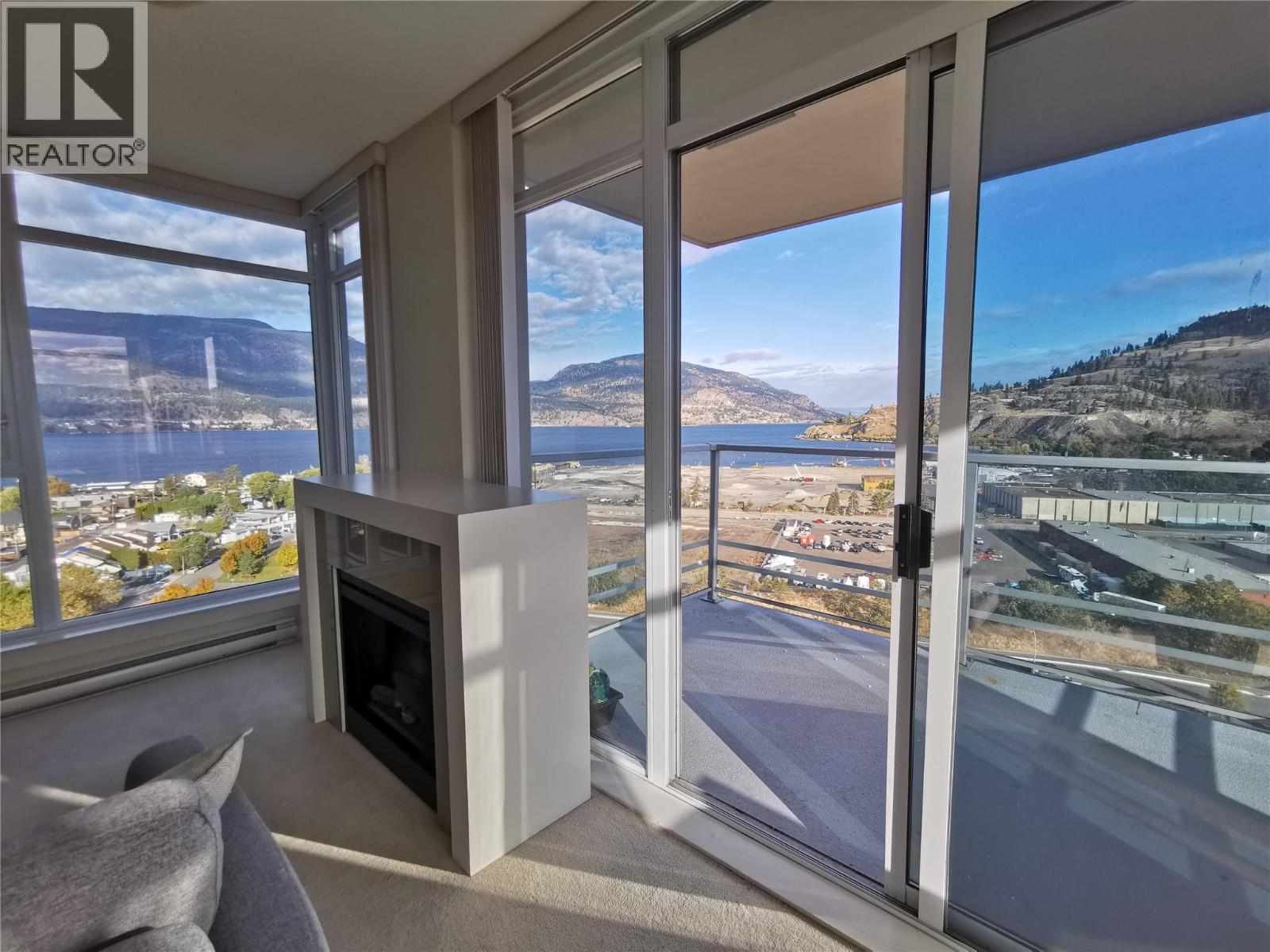 1075 Sunset Drive Unit# 1803, Kelowna, BC - Indoor With Fireplace