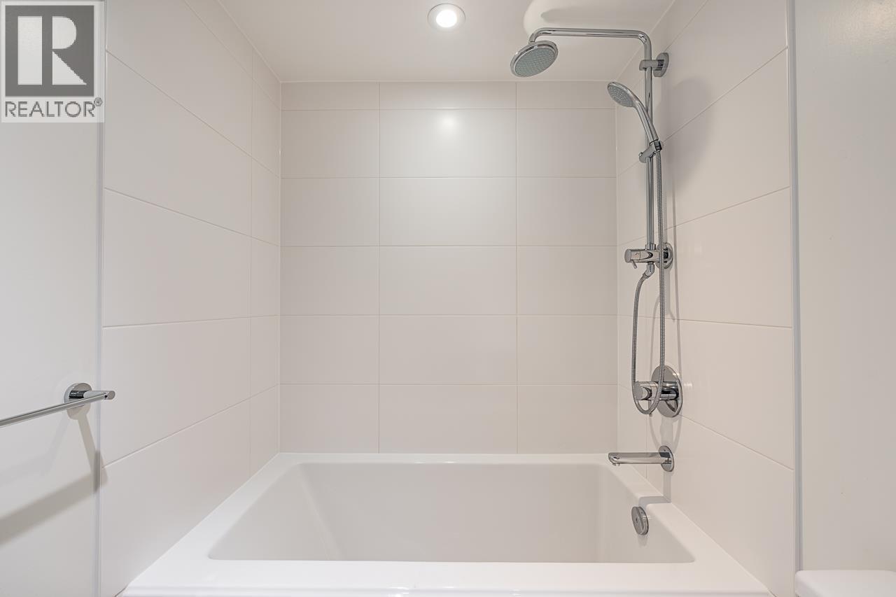 2106 1550 Fern Street, North Vancouver, BC - Indoor Photo Showing Bathroom