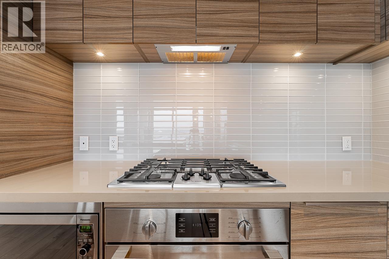 2106 1550 Fern Street, North Vancouver, BC - Indoor Photo Showing Kitchen