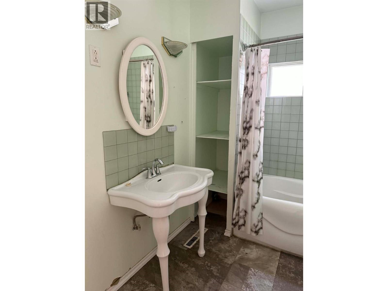 168 Crescent Street, Castlegar, BC - Indoor Photo Showing Bathroom