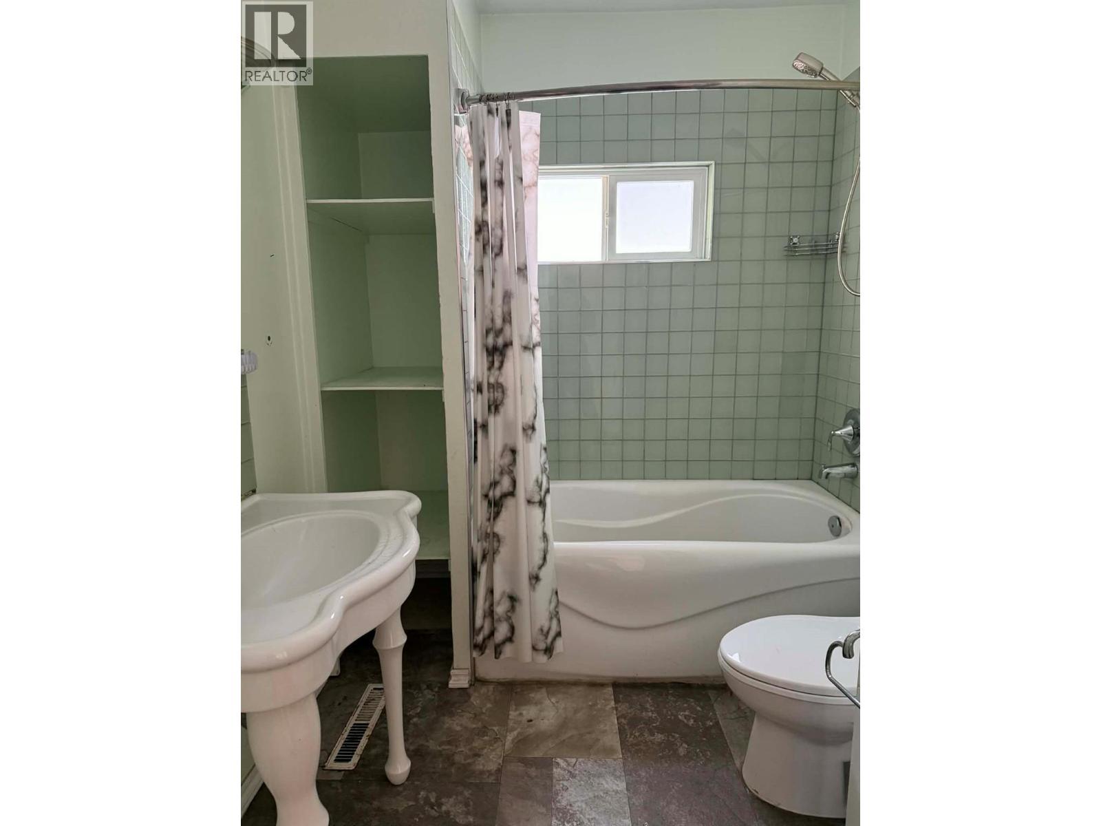 168 Crescent Street, Castlegar, BC - Indoor Photo Showing Bathroom