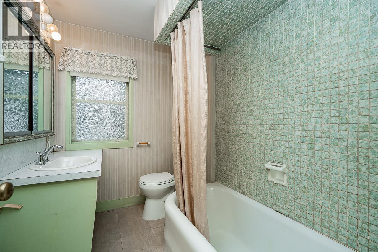 1204 Grand Boulevard, North Vancouver, BC - Indoor Photo Showing Bathroom