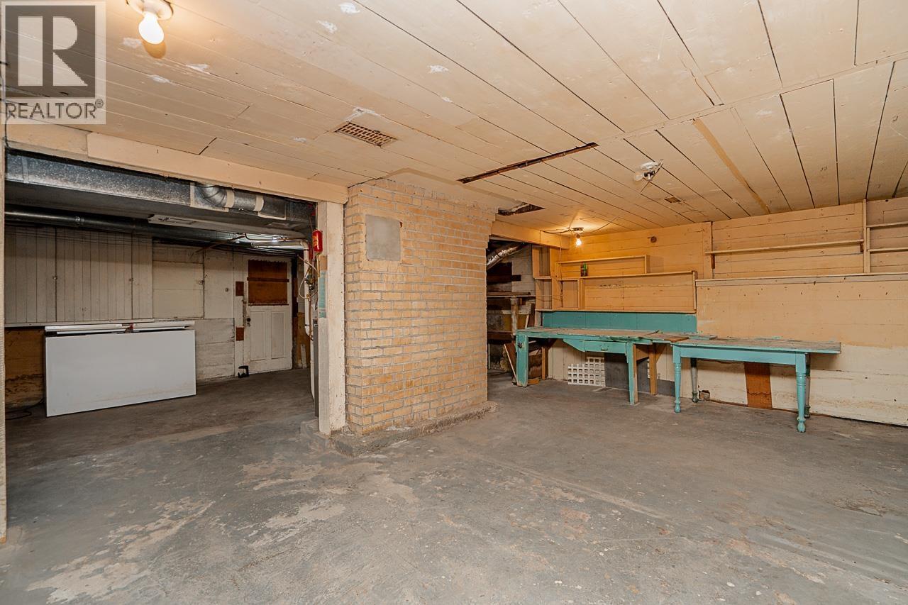 1204 Grand Boulevard, North Vancouver, BC - Indoor Photo Showing Garage
