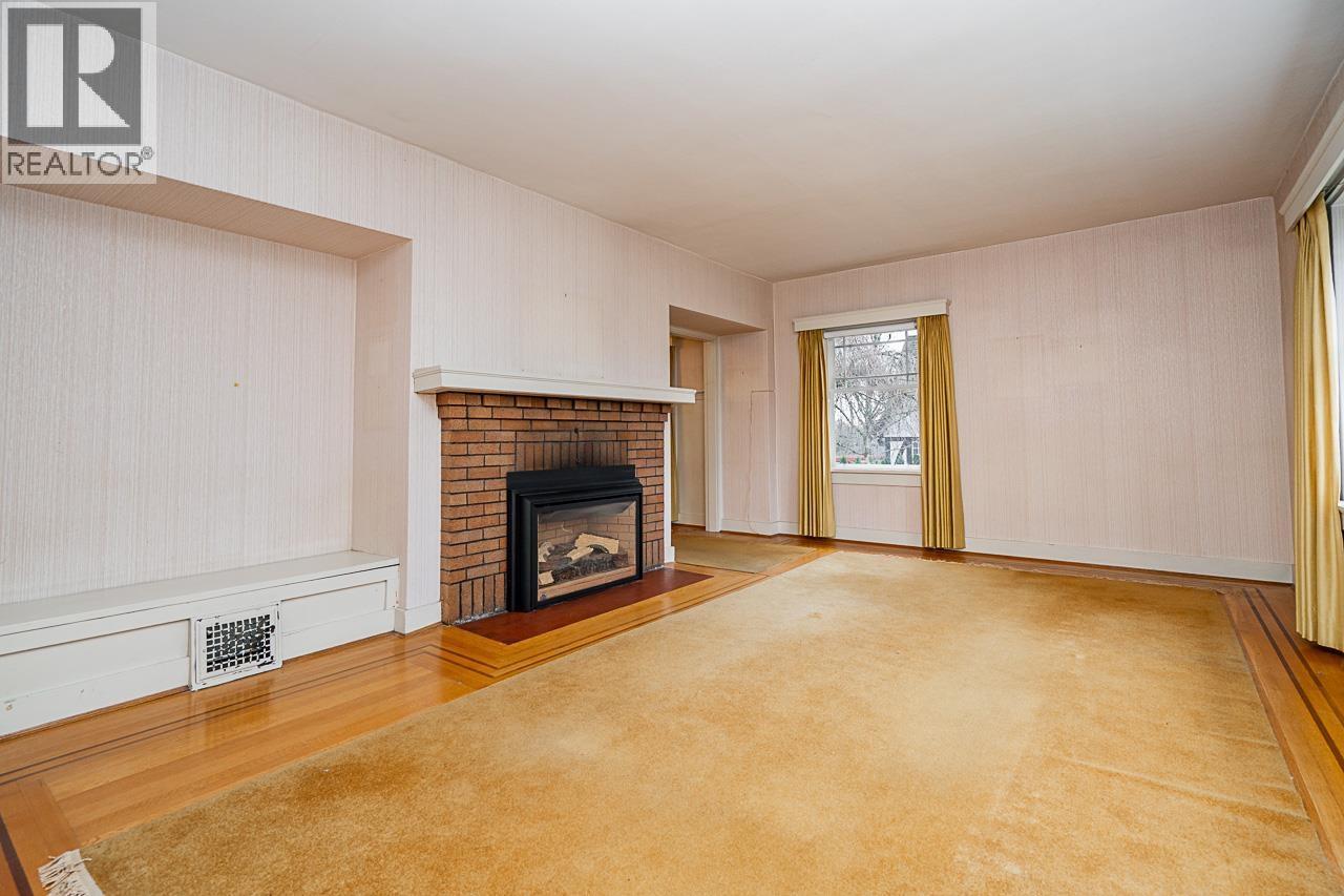 1204 Grand Boulevard, North Vancouver, BC - Indoor Photo Showing Living Room With Fireplace