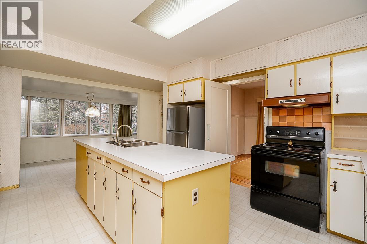 1204 Grand Boulevard, North Vancouver, BC - Indoor Photo Showing Kitchen With Double Sink