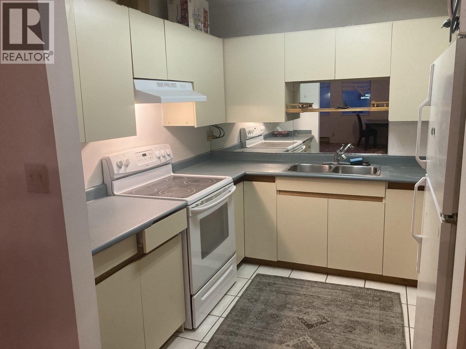 A 2648 Kingsway Avenue, Port Coquitlam, BC - Indoor Photo Showing Kitchen With Double Sink