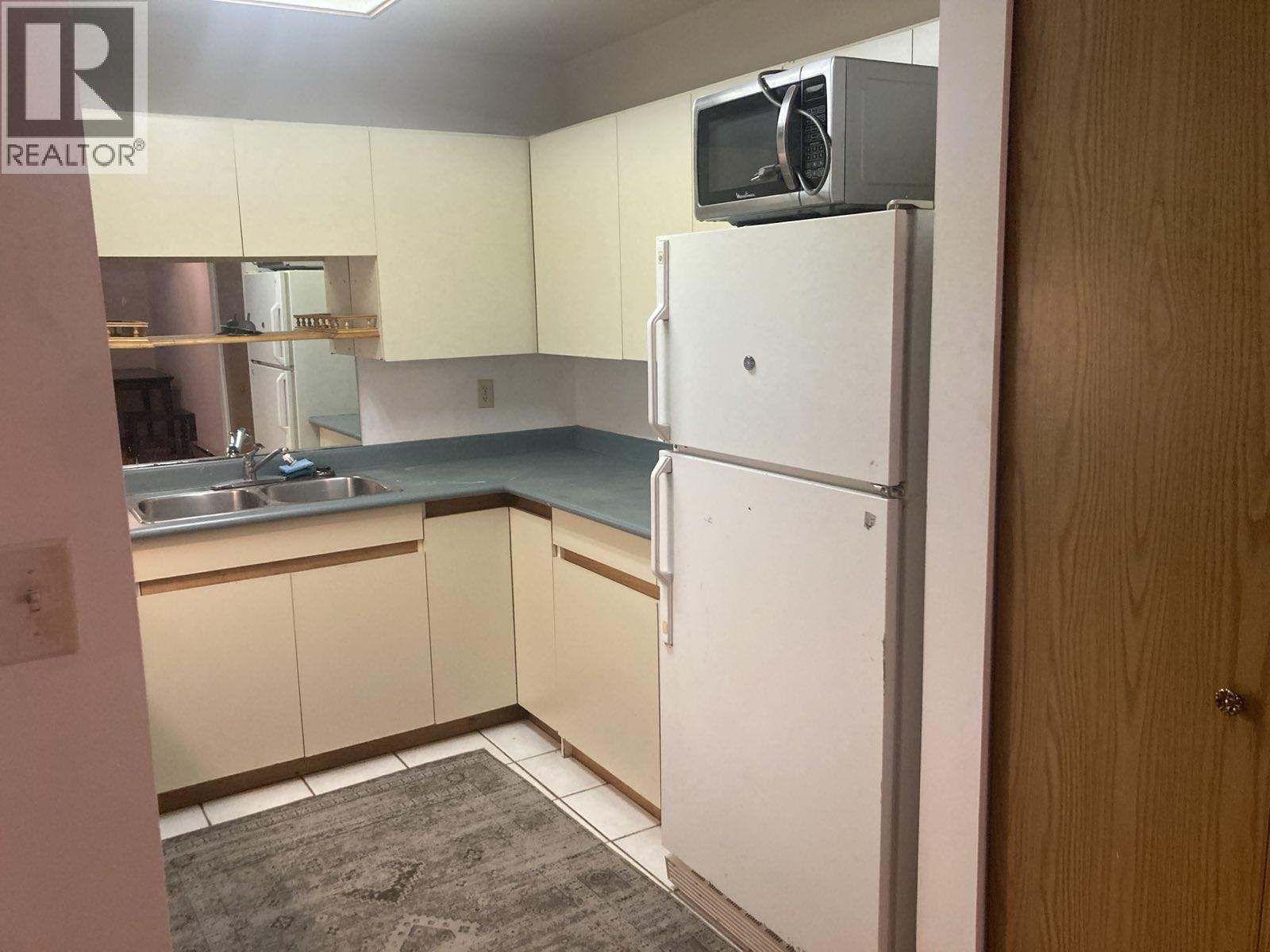 A 2648 Kingsway Avenue, Port Coquitlam, BC - Indoor Photo Showing Kitchen With Double Sink