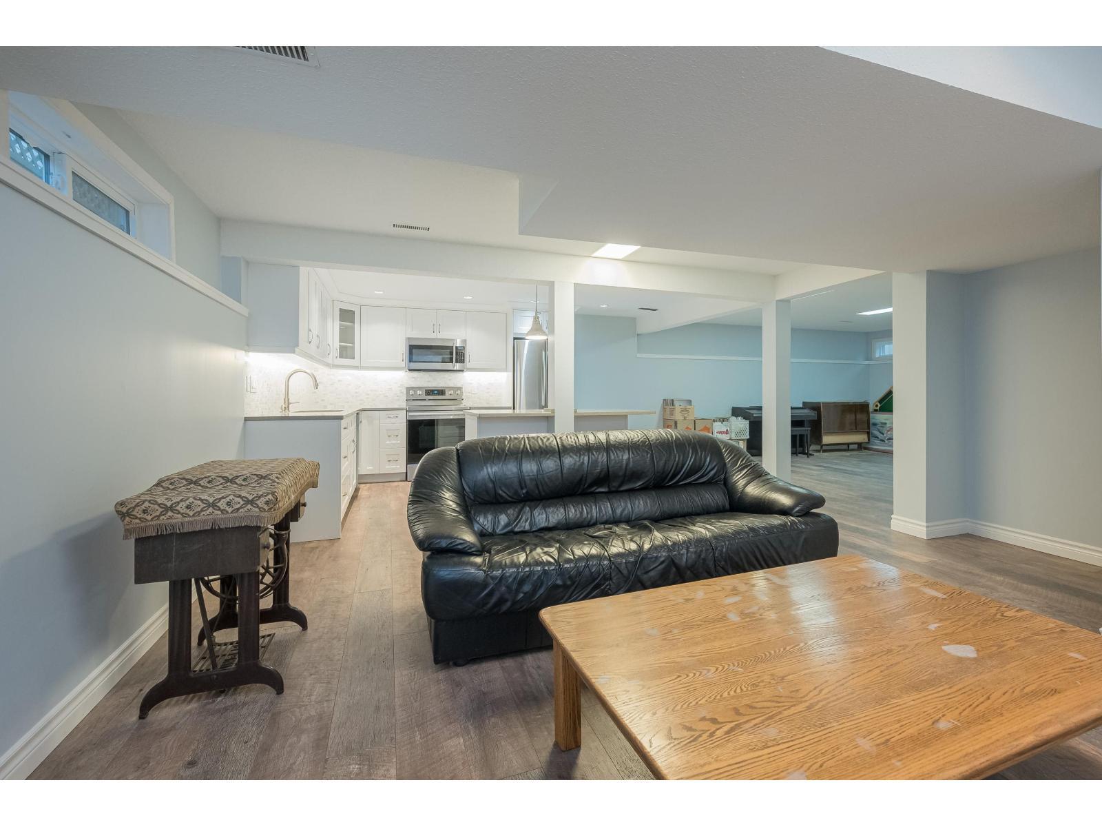 10037 158A Street, Surrey, BC - Indoor Photo Showing Living Room