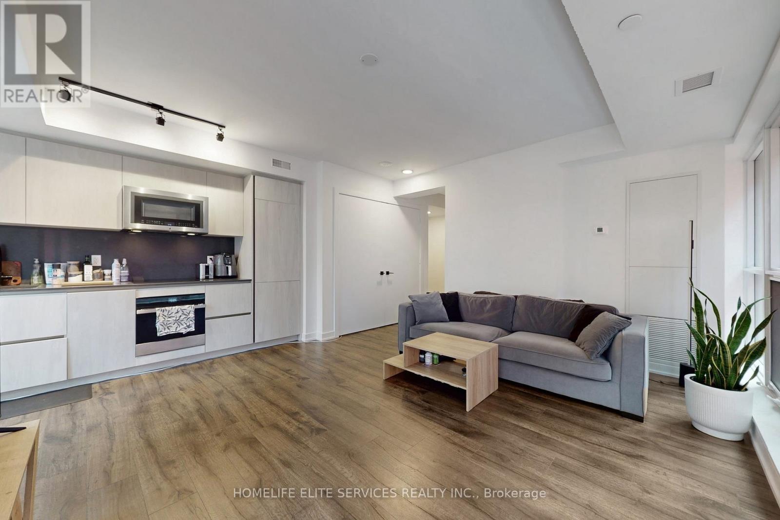 703 - 327 King Street W, Toronto, ON - Indoor Photo Showing Kitchen
