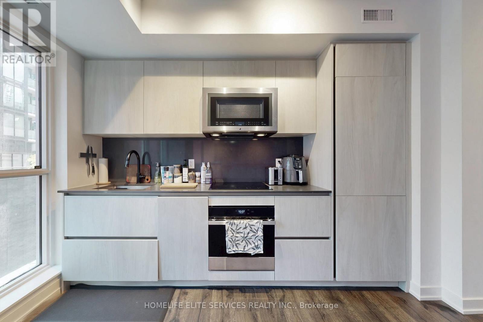 703 - 327 King Street W, Toronto, ON - Indoor Photo Showing Kitchen