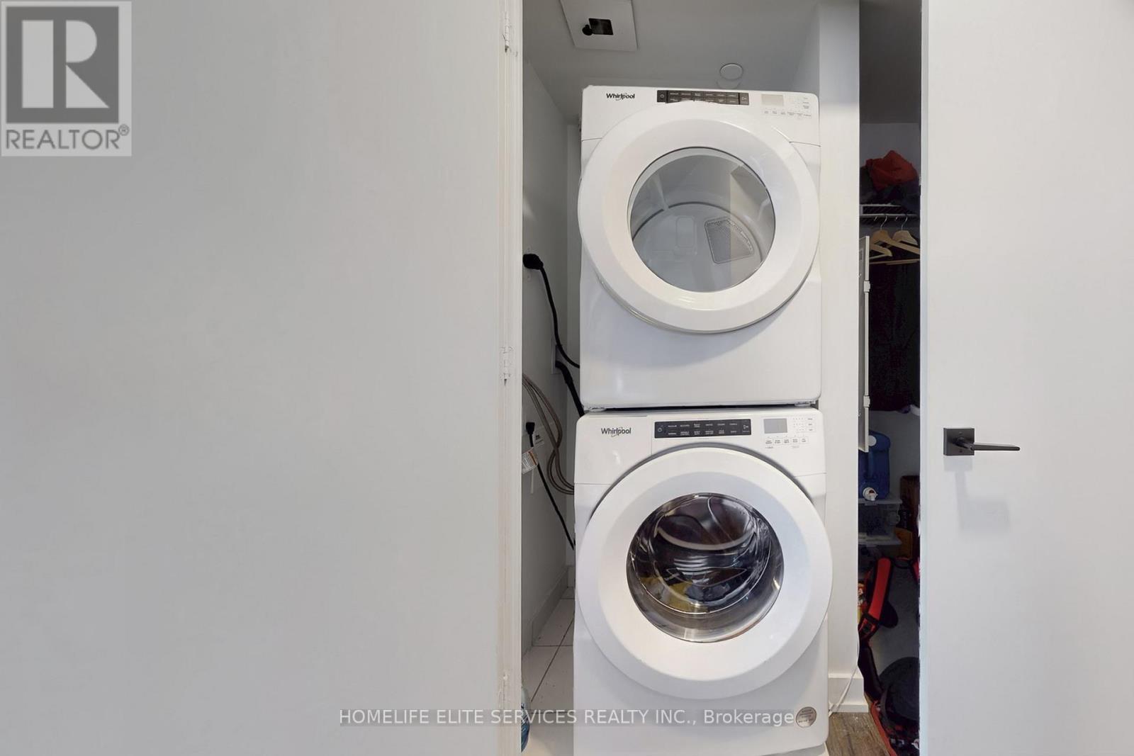 703 - 327 King Street W, Toronto, ON - Indoor Photo Showing Laundry Room