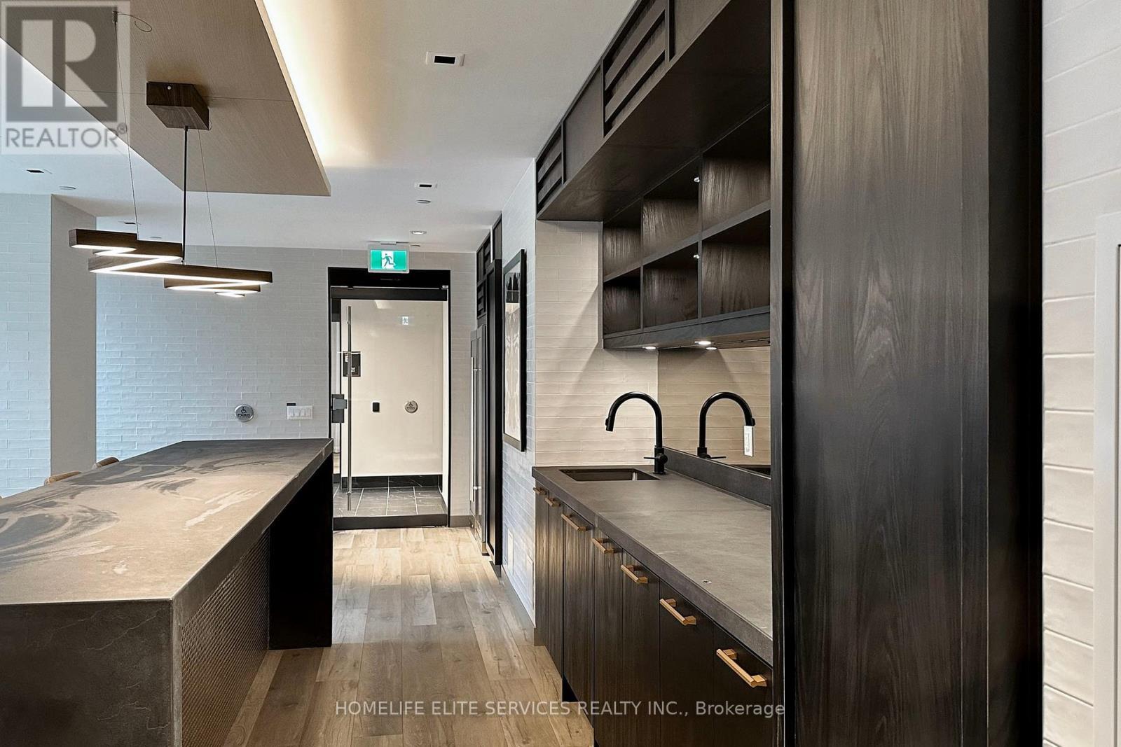 703 - 327 King Street W, Toronto, ON - Indoor Photo Showing Kitchen