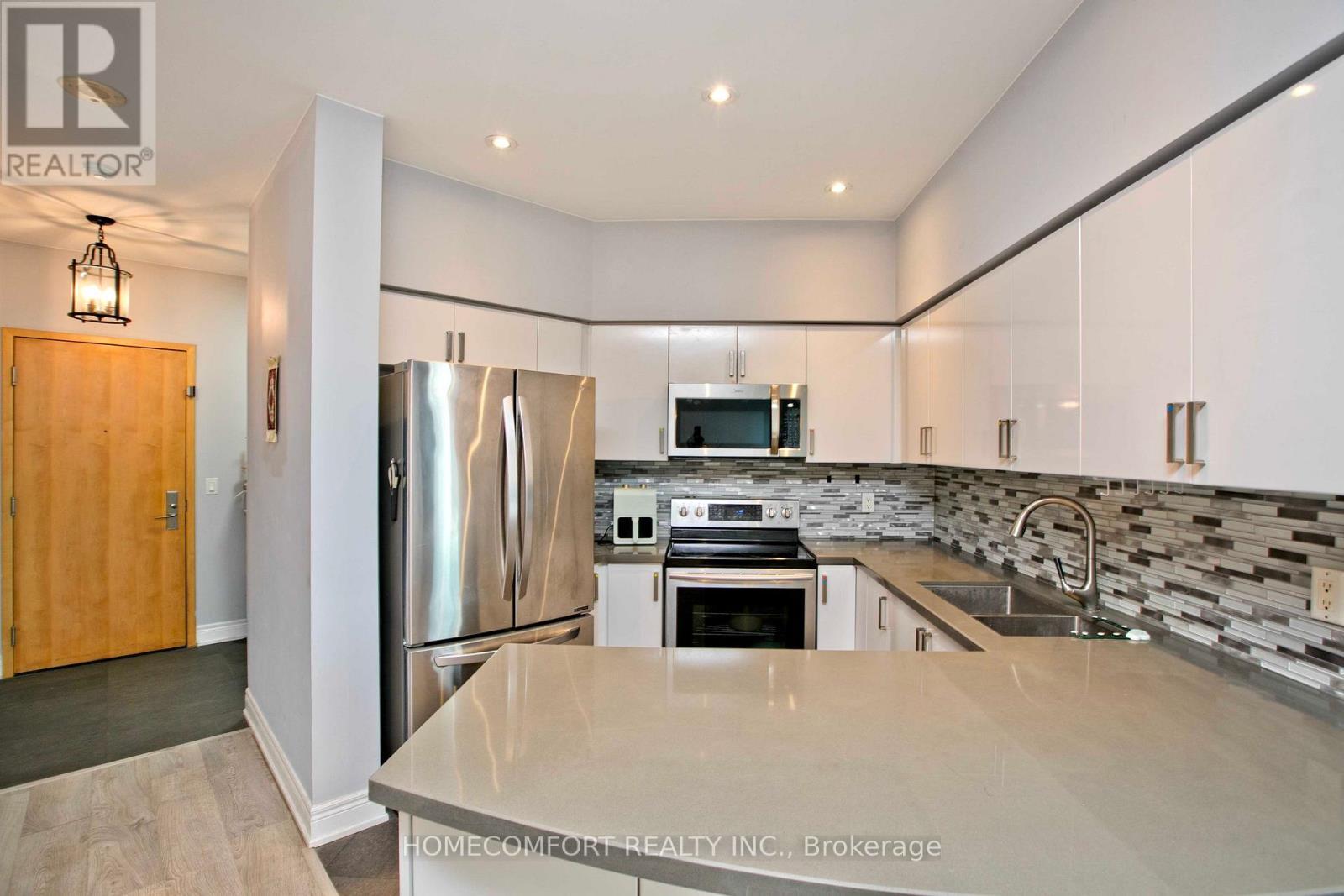 109 - 62 Suncrest Boulevard, Markham, ON - Indoor Photo Showing Kitchen With Double Sink With Upgraded Kitchen