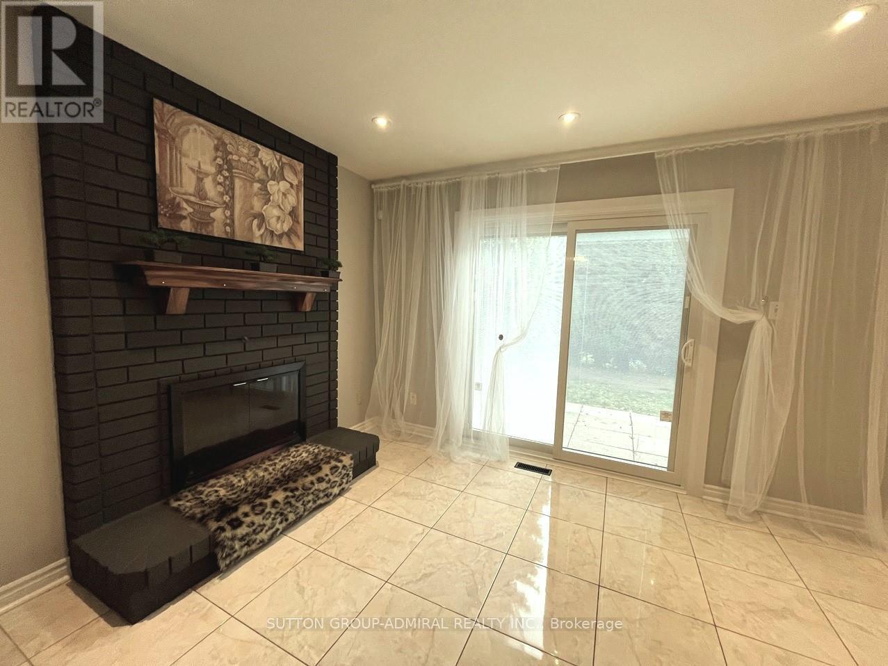 71 Covent Crescent, Aurora, ON - Indoor With Fireplace