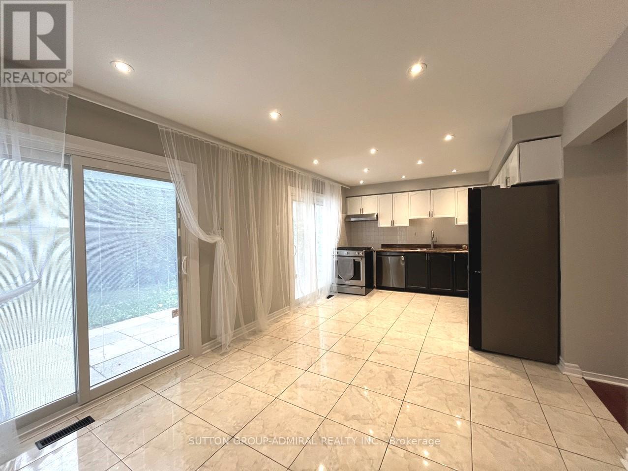 71 Covent Crescent, Aurora, ON - Indoor Photo Showing Kitchen