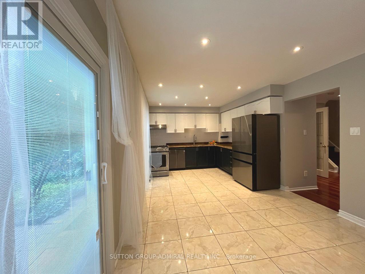 71 Covent Crescent, Aurora, ON - Indoor Photo Showing Kitchen