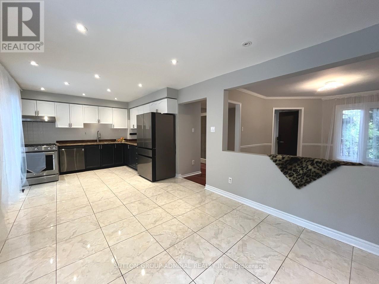 71 Covent Crescent, Aurora, ON - Indoor Photo Showing Kitchen