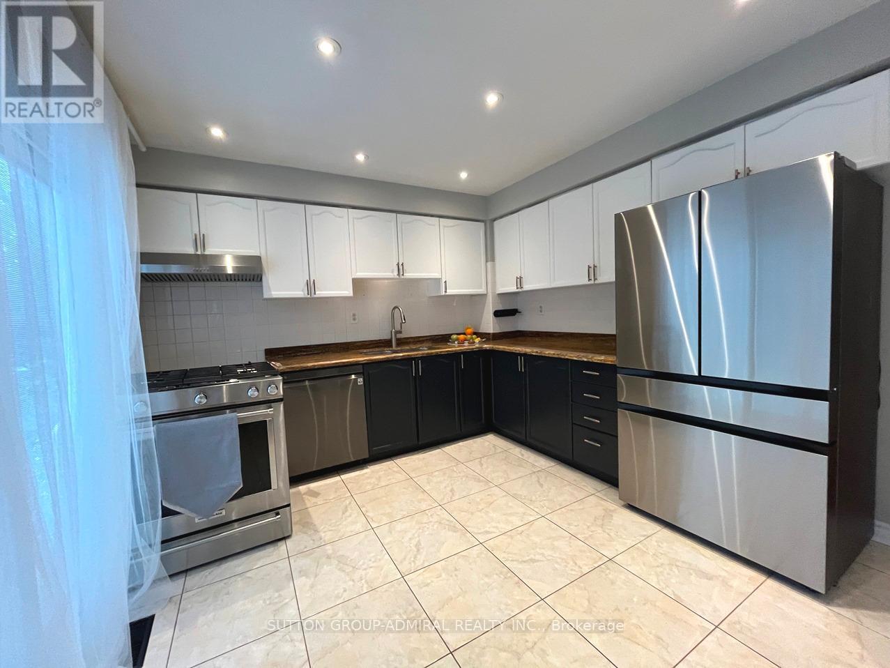71 Covent Crescent, Aurora, ON - Indoor Photo Showing Kitchen