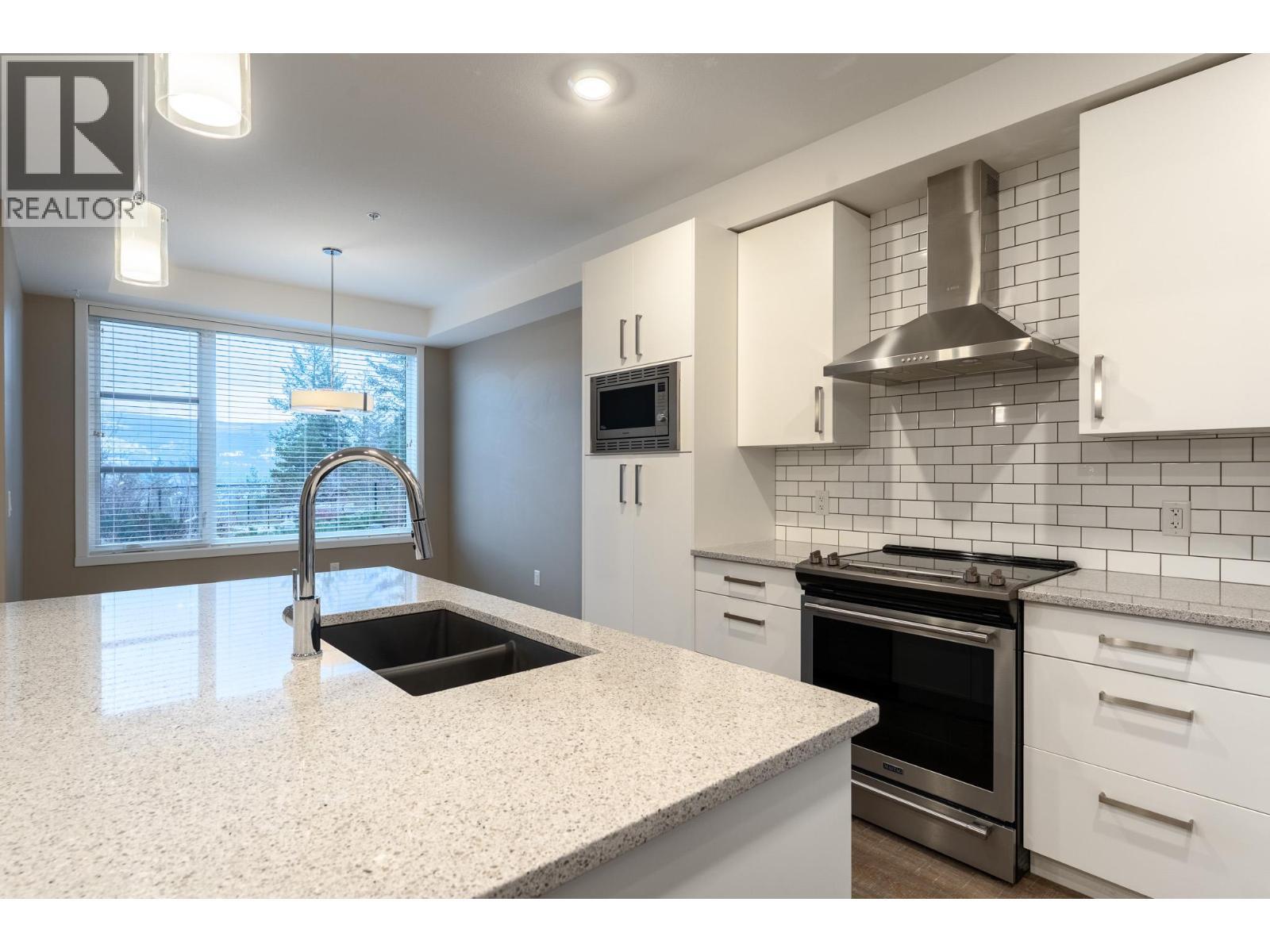 9700 Santina Road Unit# 5, Lake Country, BC - Indoor Photo Showing Kitchen With Double Sink With Upgraded Kitchen