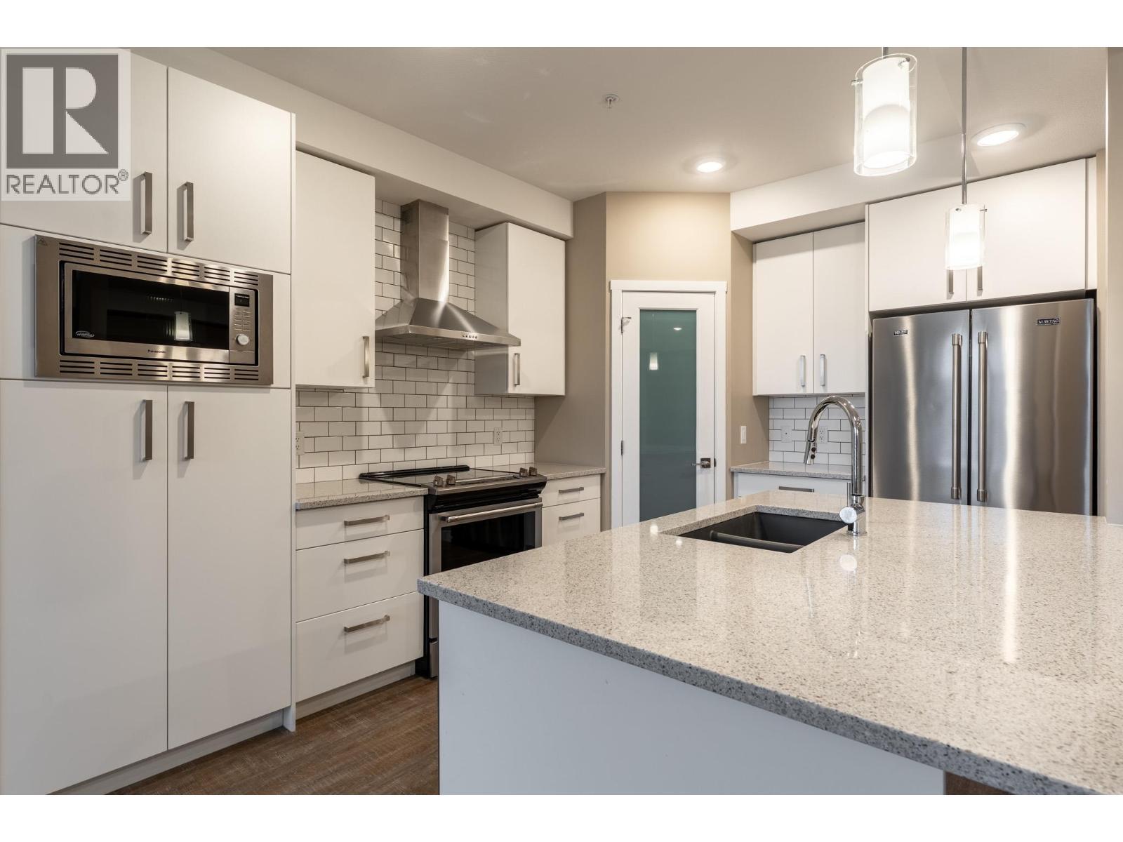 9700 Santina Road Unit# 5, Lake Country, BC - Indoor Photo Showing Kitchen With Double Sink With Upgraded Kitchen