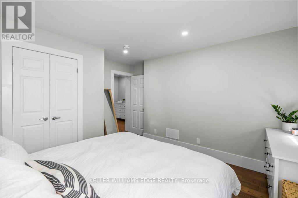 18 Park Row N, Hamilton, ON - Indoor Photo Showing Bedroom