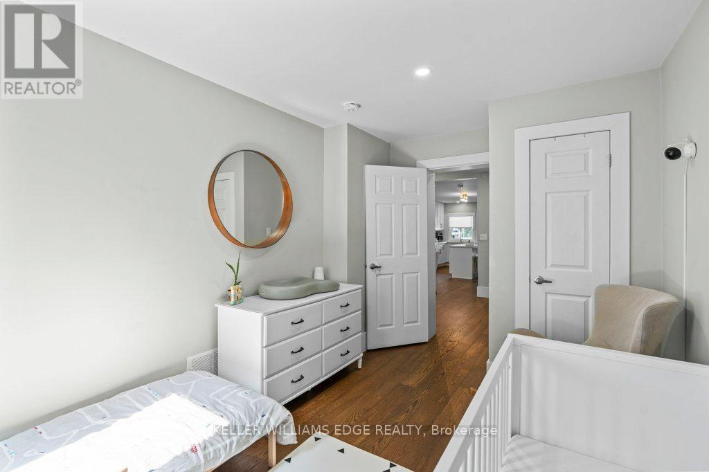 18 Park Row N, Hamilton, ON - Indoor Photo Showing Bedroom