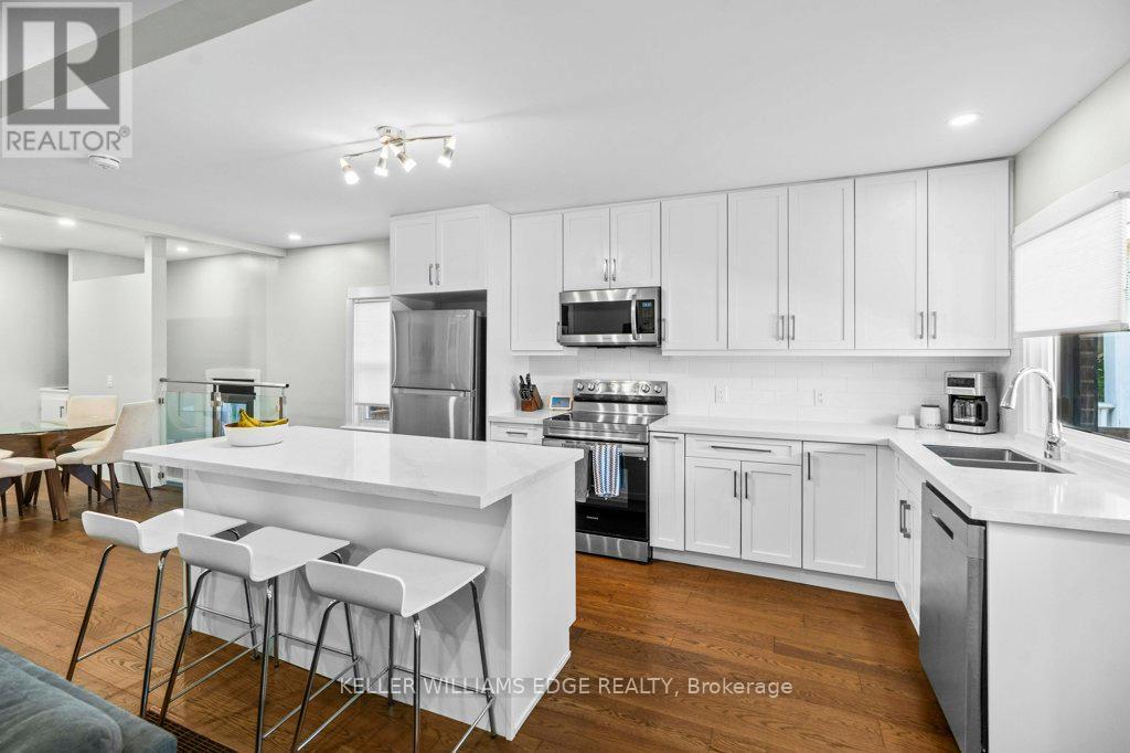 18 Park Row N, Hamilton, ON - Indoor Photo Showing Kitchen With Double Sink With Upgraded Kitchen