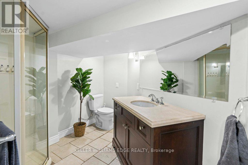 18 Park Row N, Hamilton, ON - Indoor Photo Showing Bathroom