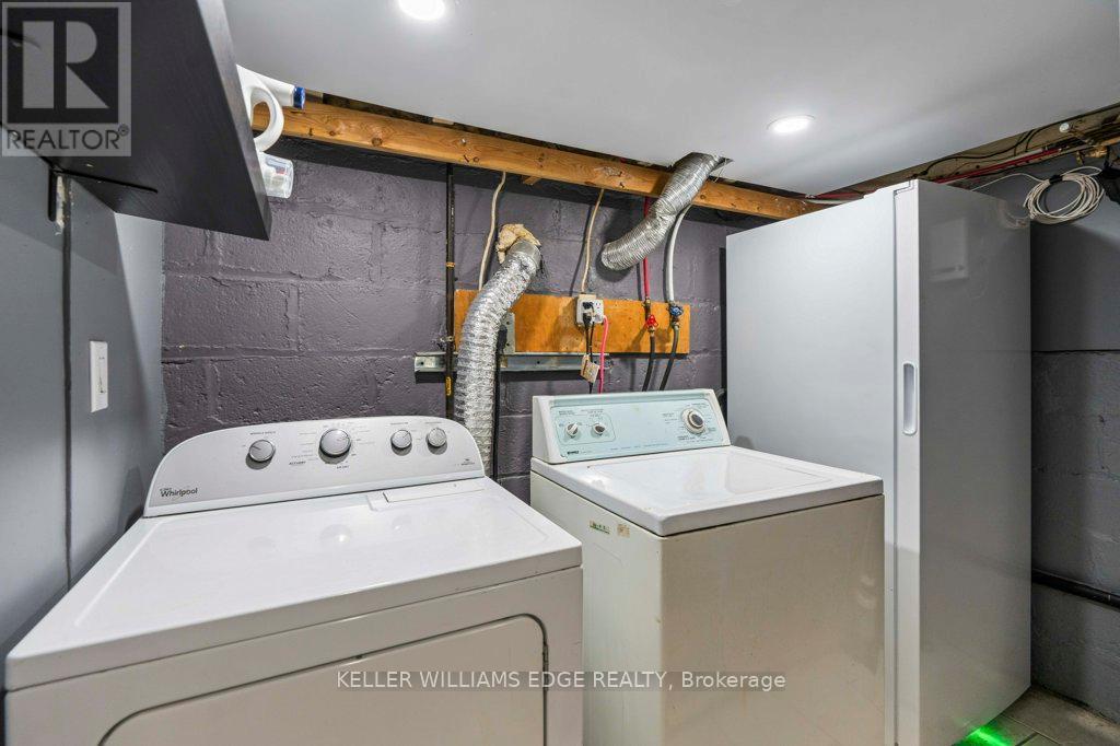 18 Park Row N, Hamilton, ON - Indoor Photo Showing Laundry Room