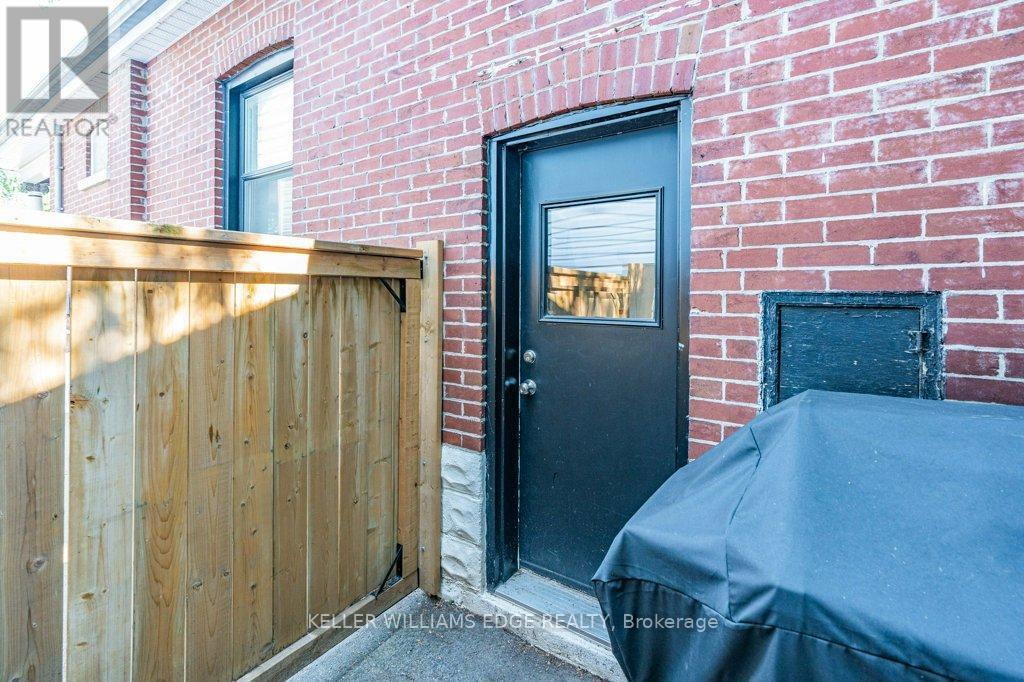 18 Park Row N, Hamilton, ON - Outdoor With Exterior