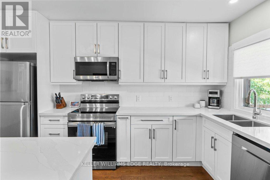 18 Park Row N, Hamilton, ON - Indoor Photo Showing Kitchen With Double Sink With Upgraded Kitchen