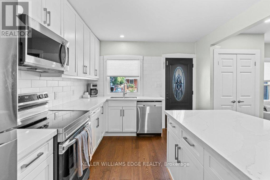 18 Park Row N, Hamilton, ON - Indoor Photo Showing Kitchen With Upgraded Kitchen