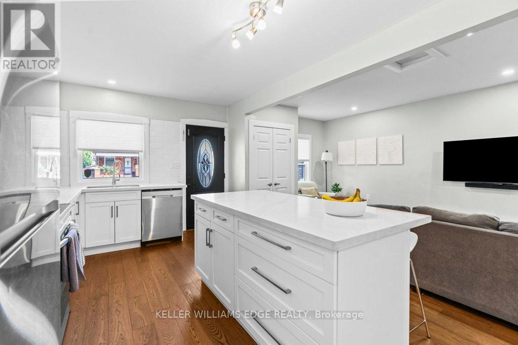18 Park Row N, Hamilton, ON - Indoor Photo Showing Kitchen