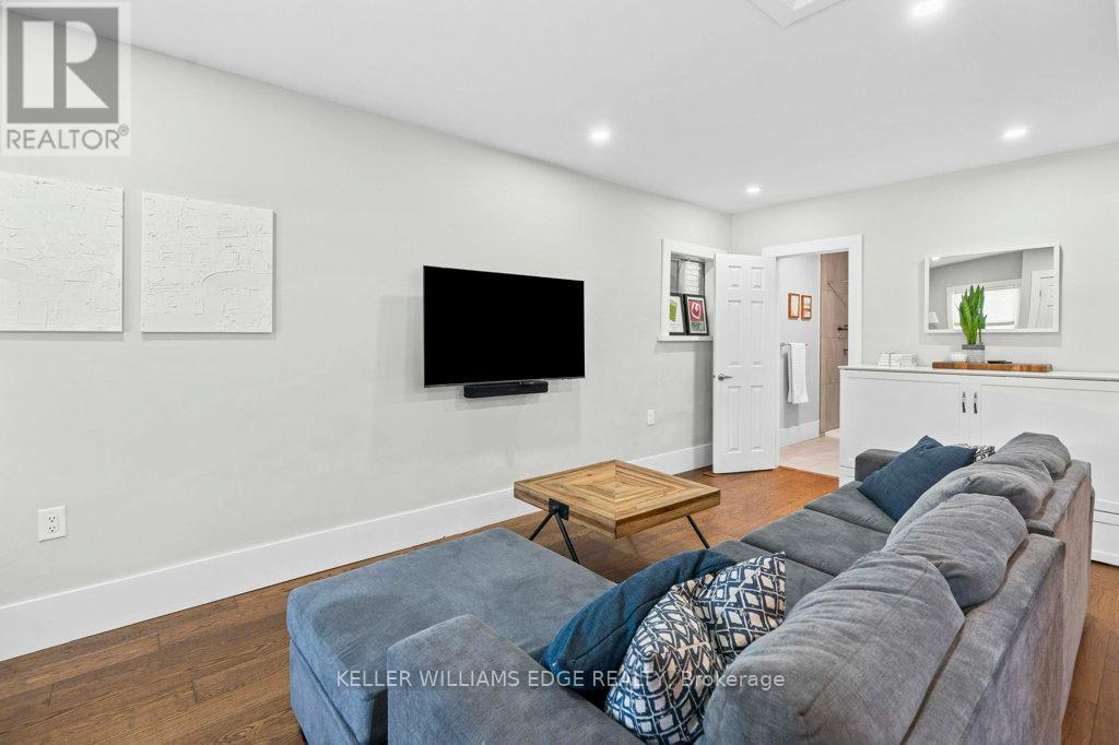 18 Park Row N, Hamilton, ON - Indoor Photo Showing Living Room