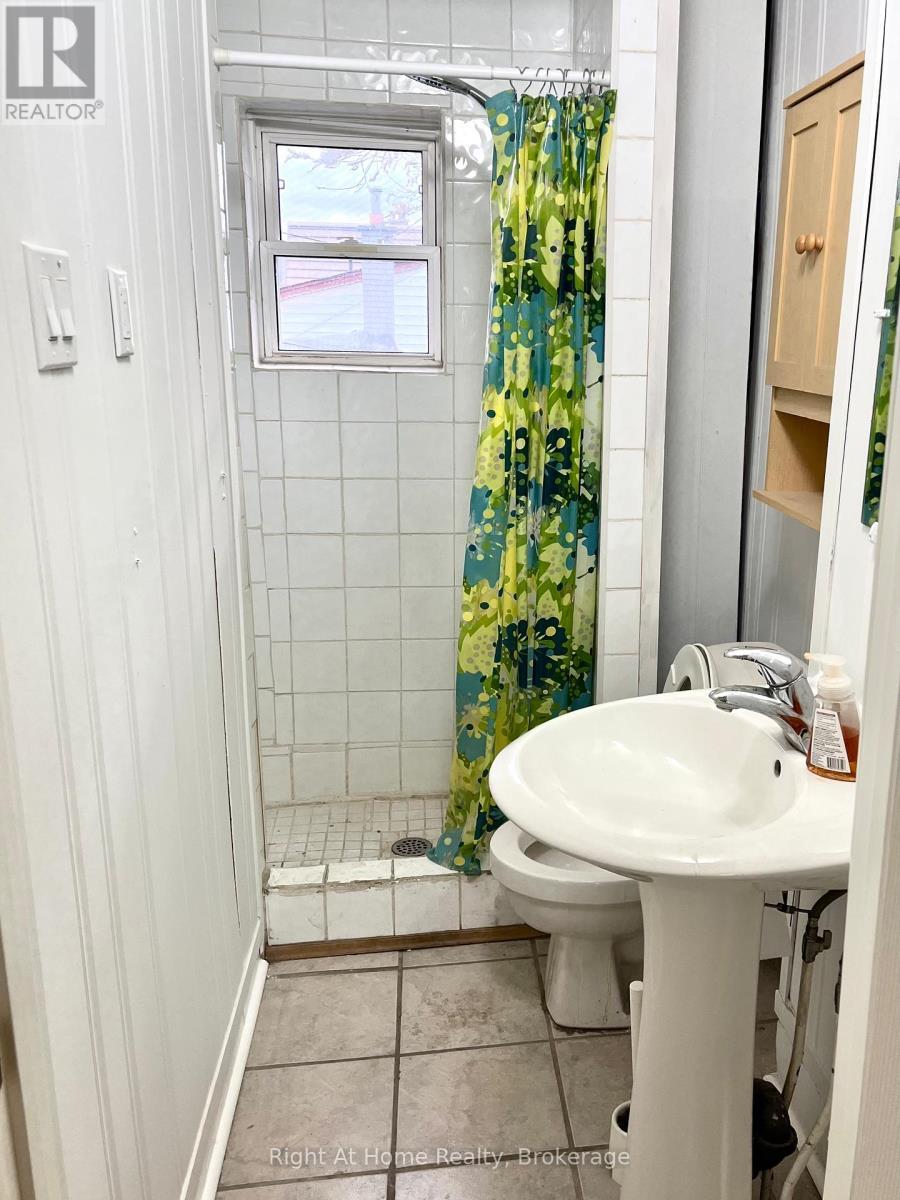 Upper - 275 Main Street W, Hamilton (Kirkendall), ON - Indoor Photo Showing Bathroom