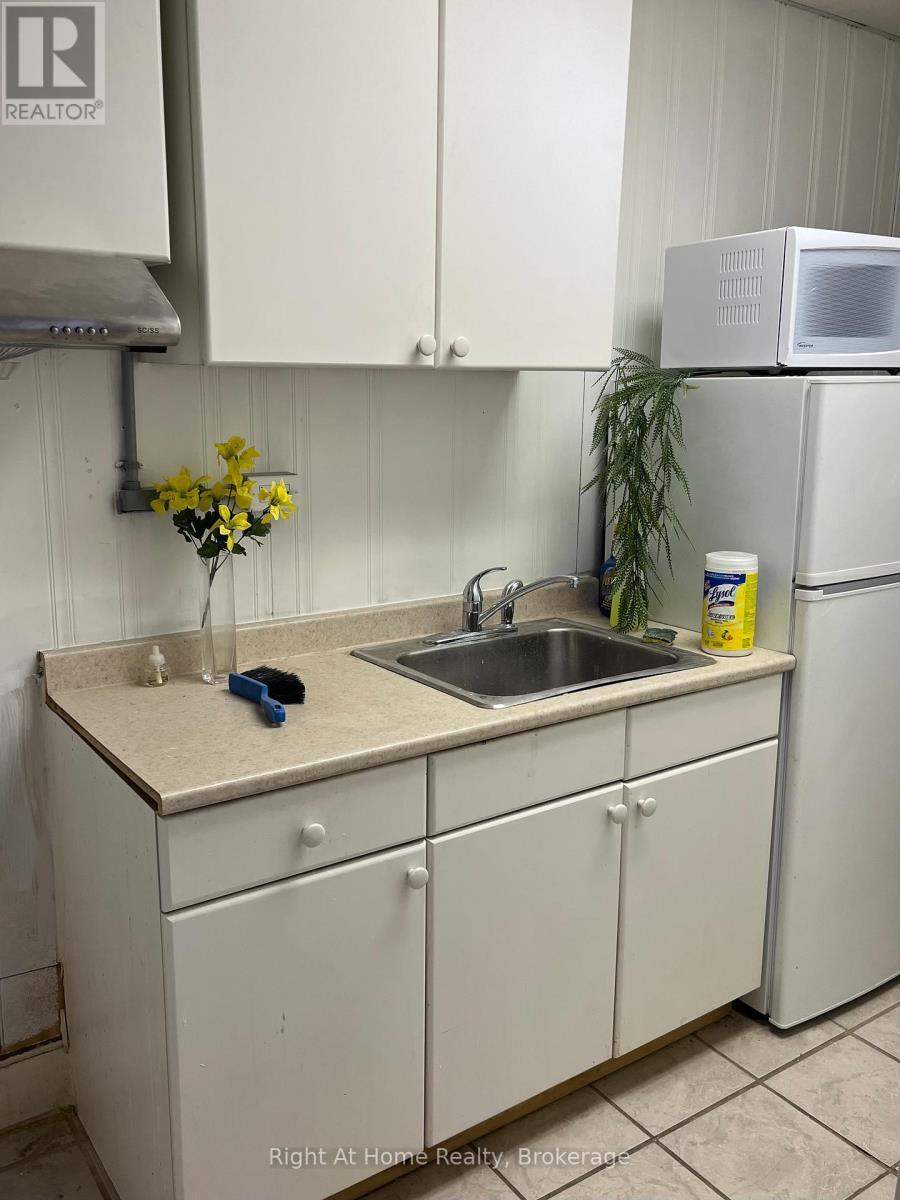 Upper - 275 Main Street W, Hamilton (Kirkendall), ON - Indoor Photo Showing Kitchen