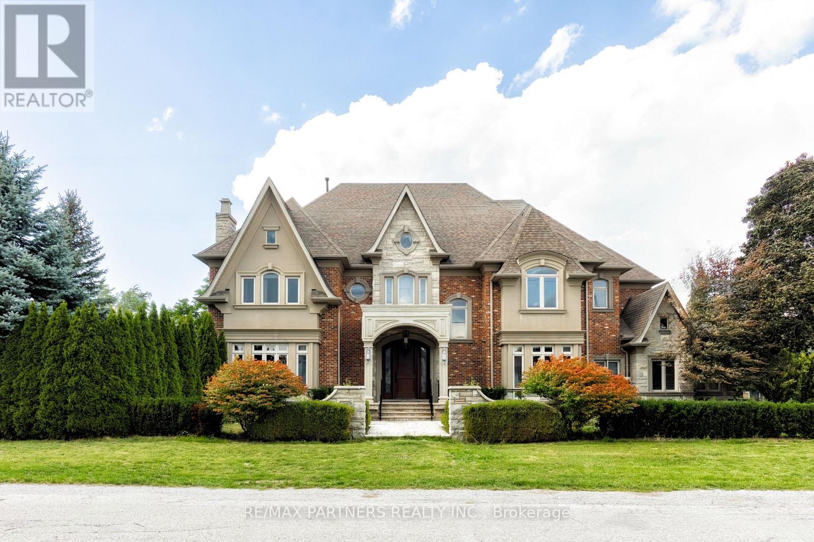 68 Maple Grove Avenue, Richmond Hill, ON - Outdoor With Facade