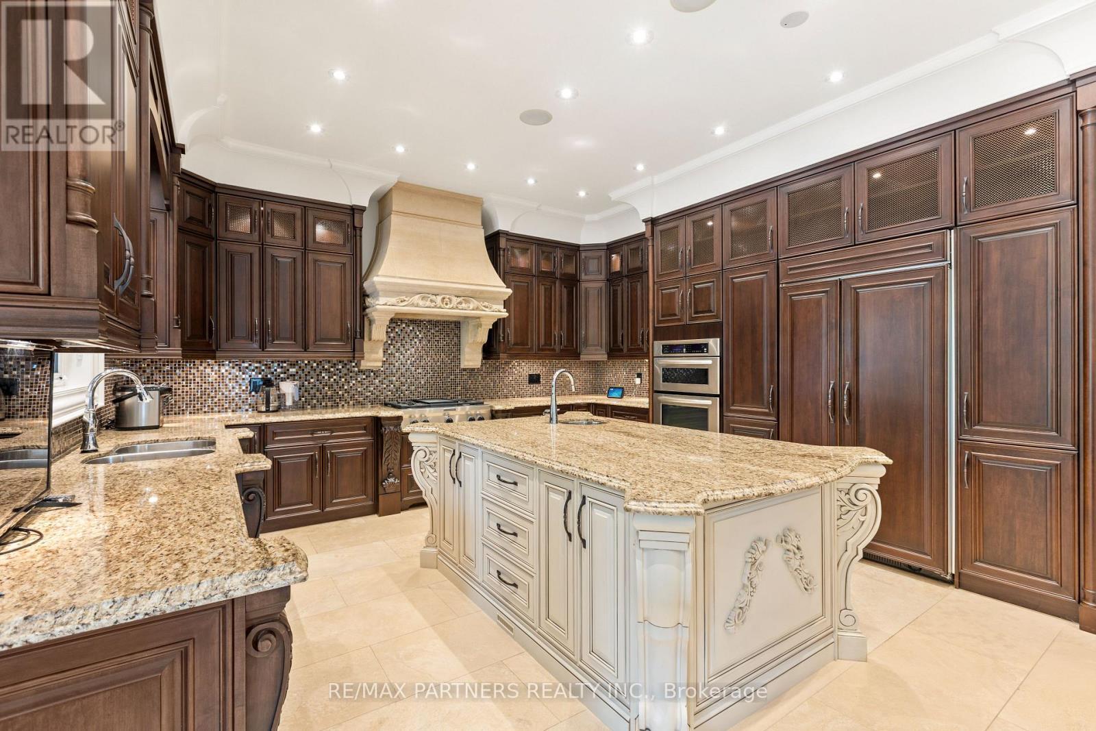 68 Maple Grove Avenue, Richmond Hill, ON - Indoor Photo Showing Kitchen With Double Sink With Upgraded Kitchen