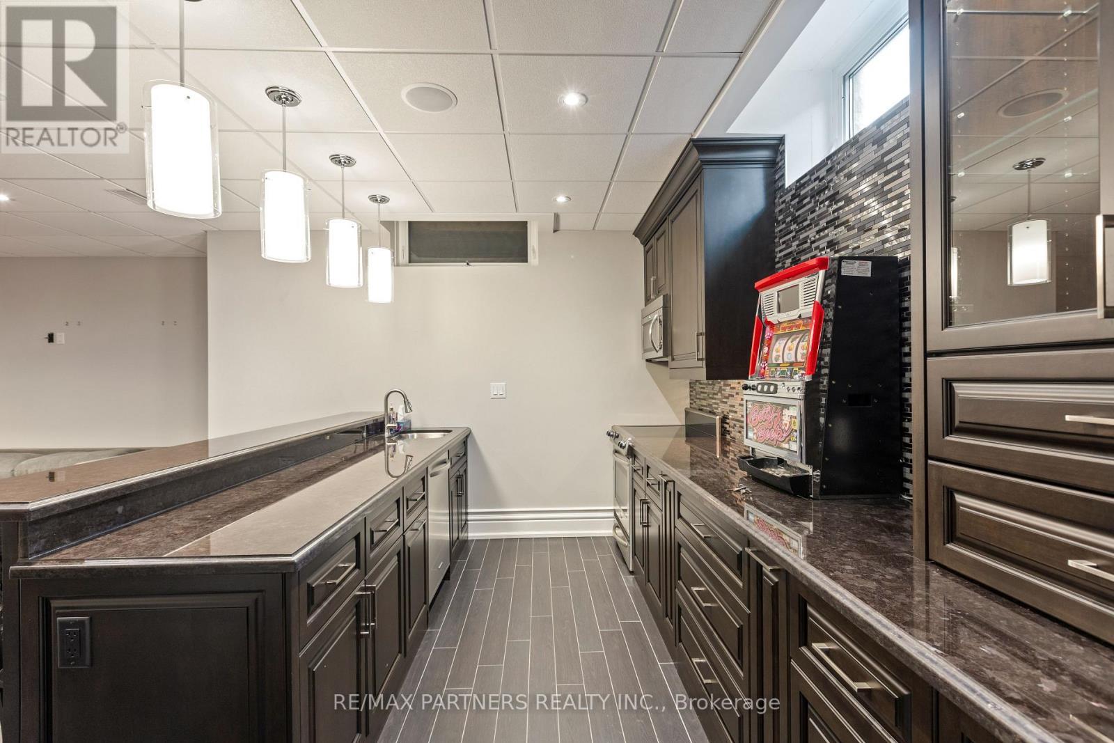 68 Maple Grove Avenue, Richmond Hill, ON - Indoor Photo Showing Kitchen