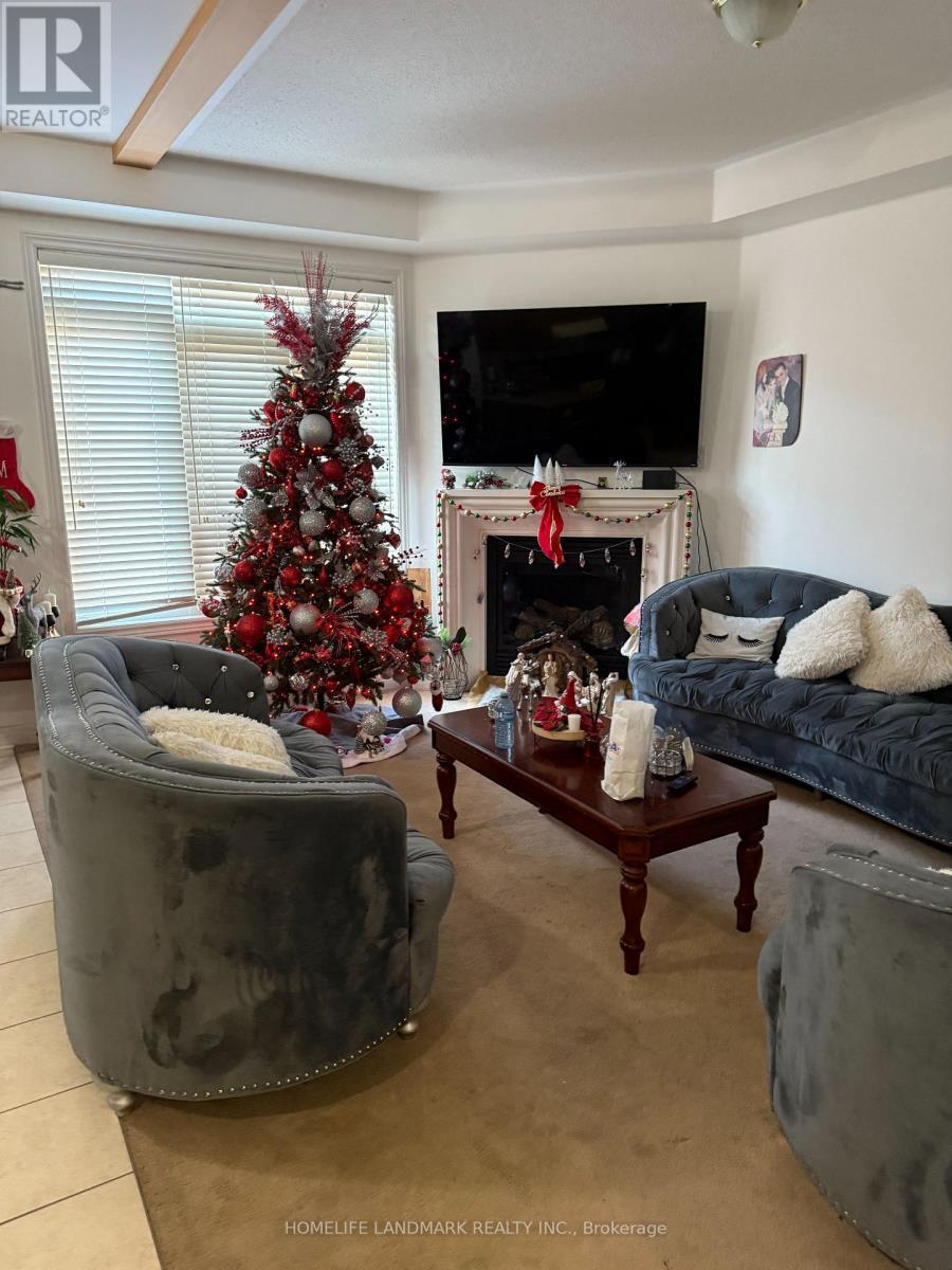 15 Sleightholme Crescent, Brampton, ON - Indoor Photo Showing Living Room