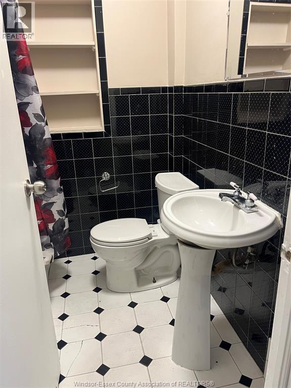 719 Erie Street East, Windsor, ON - Indoor Photo Showing Bathroom