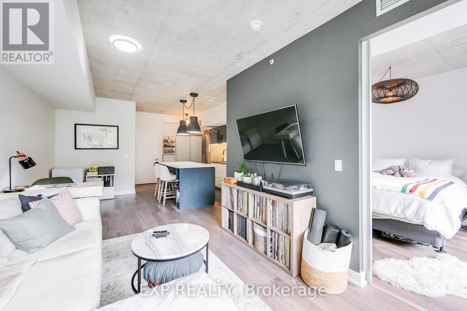 225 - 1190 Dundas Street E, Toronto, ON - Indoor Photo Showing Living Room