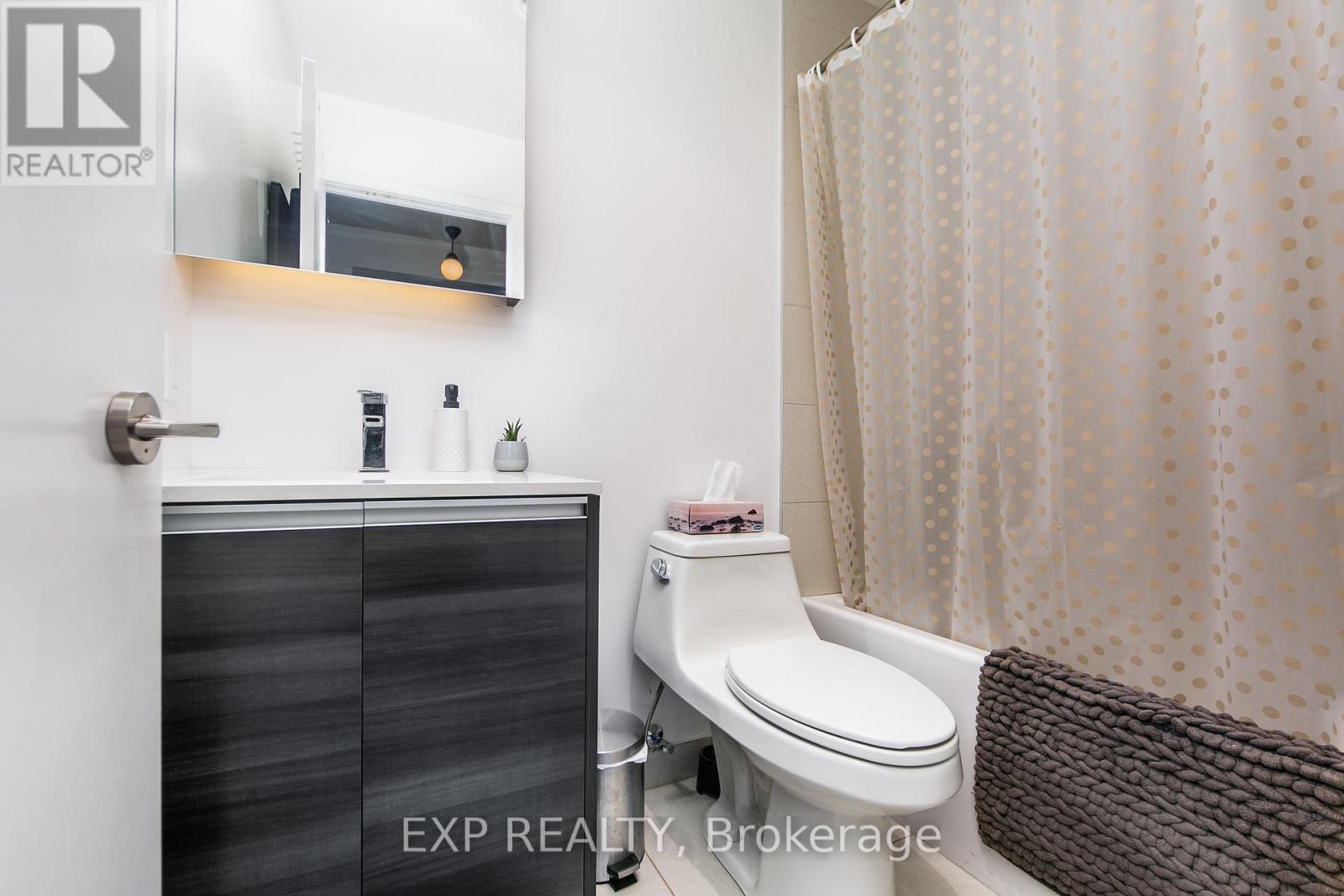225 - 1190 Dundas Street E, Toronto, ON - Indoor Photo Showing Bathroom