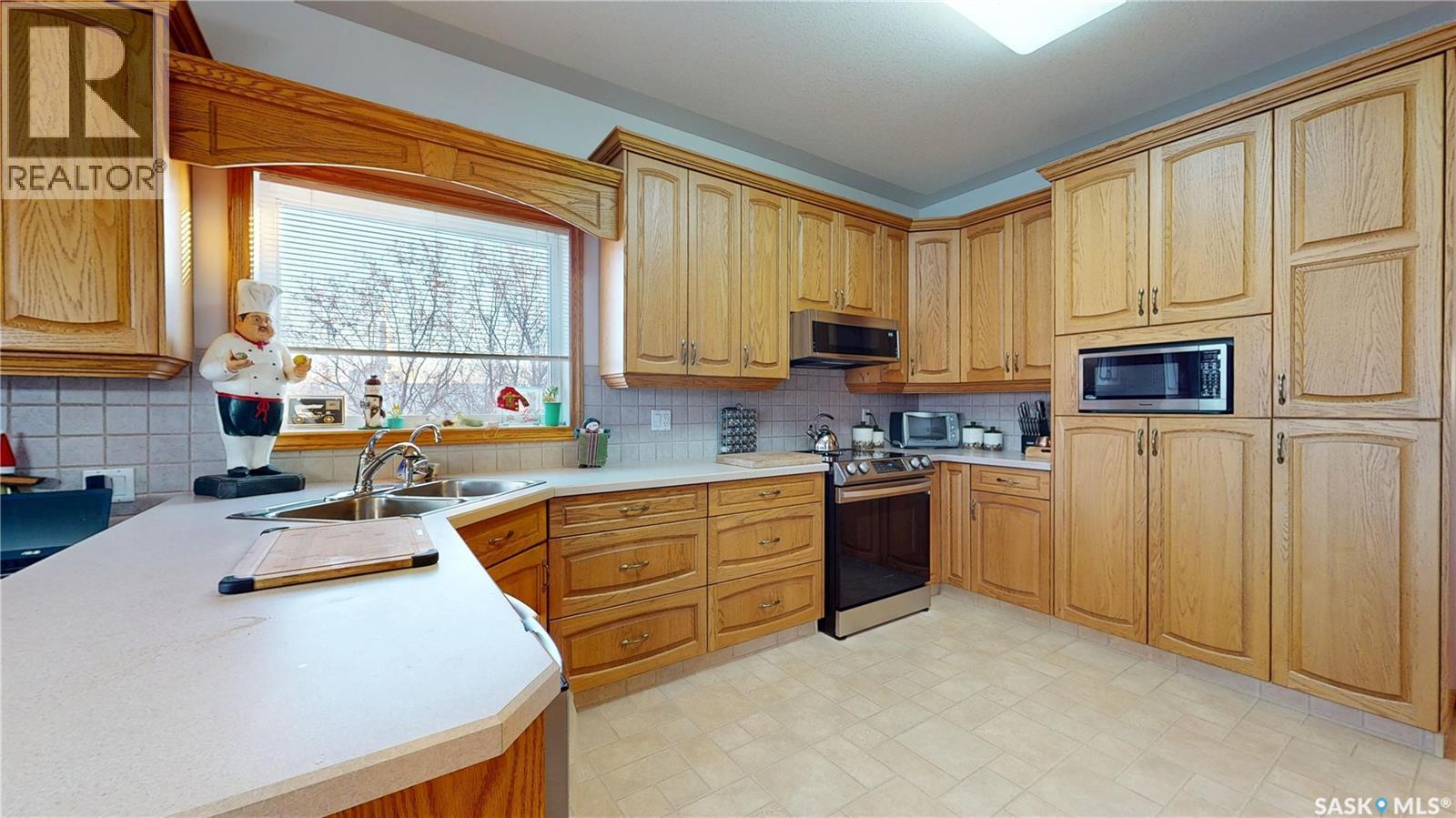 11330 Wascana Meadows, Regina, SK - Indoor Photo Showing Kitchen With Double Sink