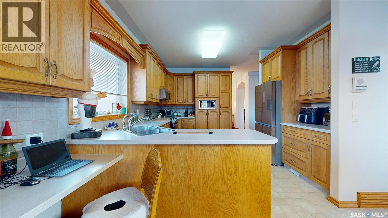 11330 Wascana Meadows, Regina, SK - Indoor Photo Showing Kitchen With Double Sink