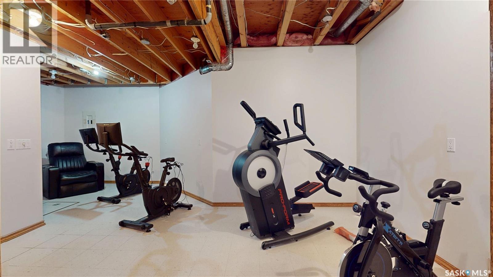 11330 Wascana Meadows, Regina, SK - Indoor Photo Showing Gym Room