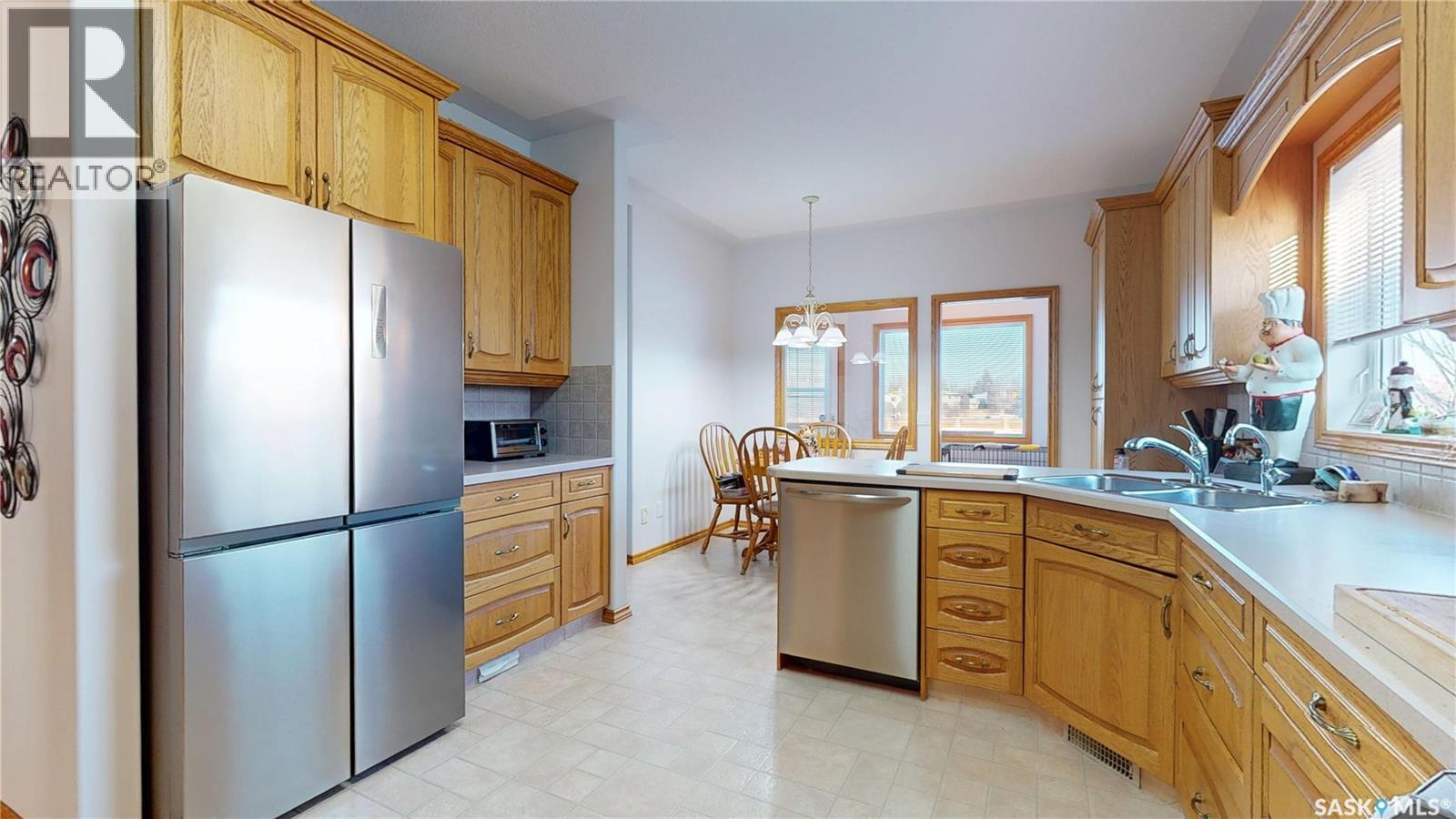11330 Wascana Meadows, Regina, SK - Indoor Photo Showing Kitchen With Double Sink