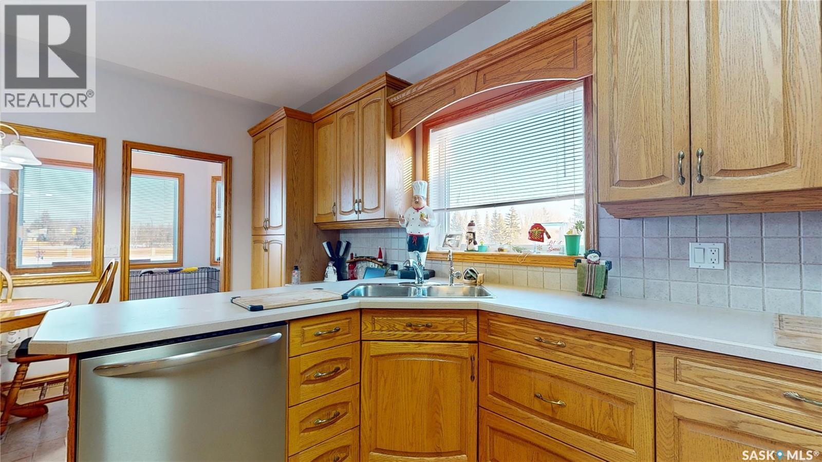 11330 Wascana Meadows, Regina, SK - Indoor Photo Showing Kitchen With Double Sink