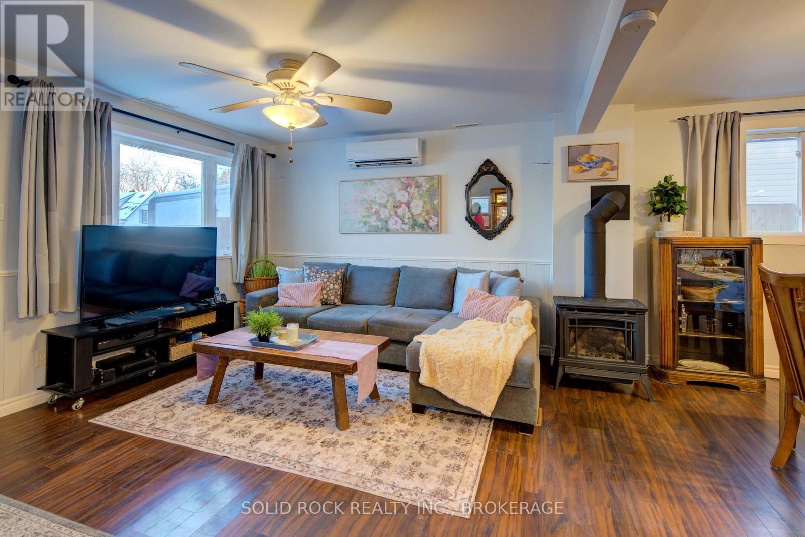 20 Maccauley Street, Kingston (Rideau), ON - Indoor Photo Showing Living Room With Fireplace